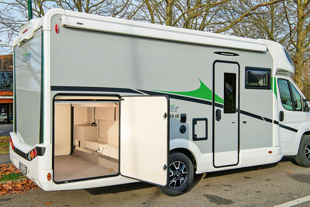 Offene Heckgaragentür am Wohnmobil